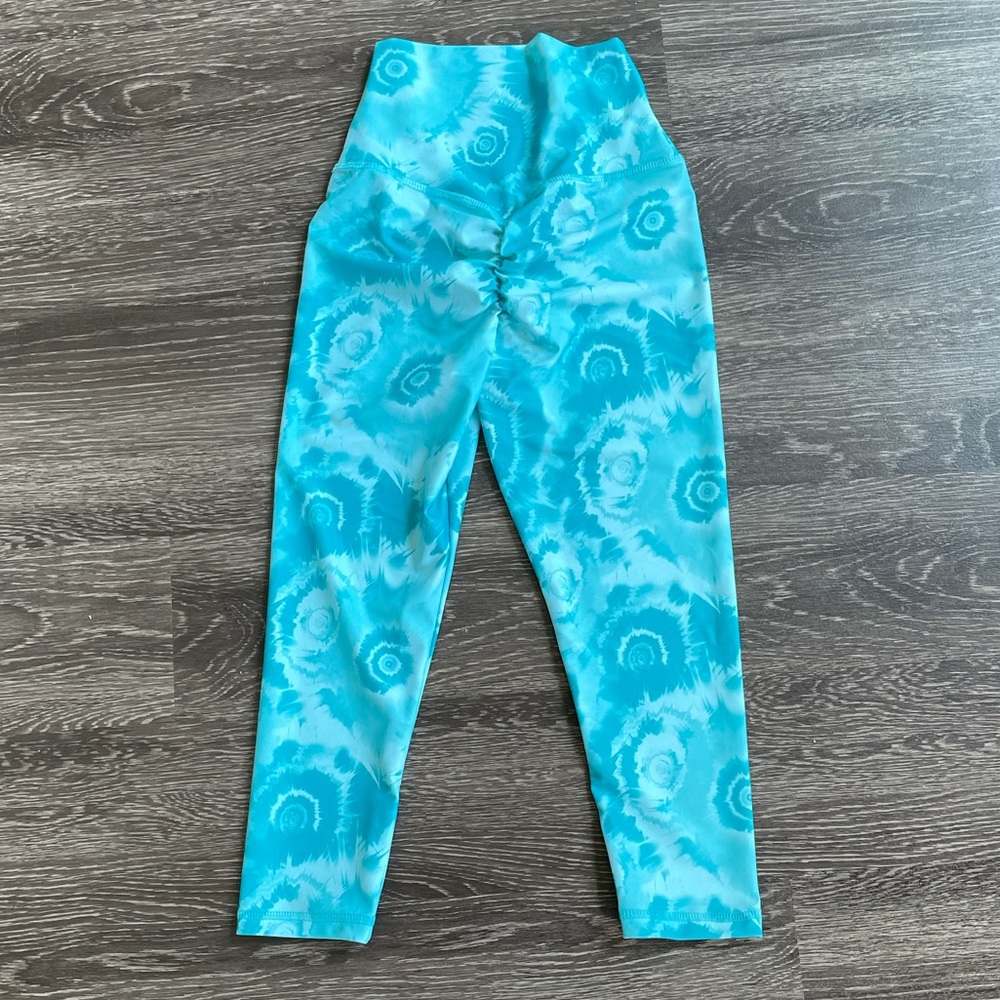 NWT! ABS2B Tie-Dye Scrunch Booty Crop Tights in Teal - Picture 4 of 11
